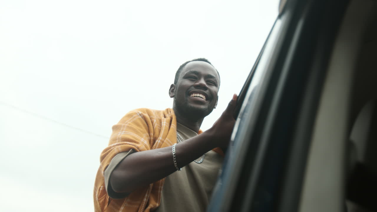 야외에서 춤추고 노래하는 남자