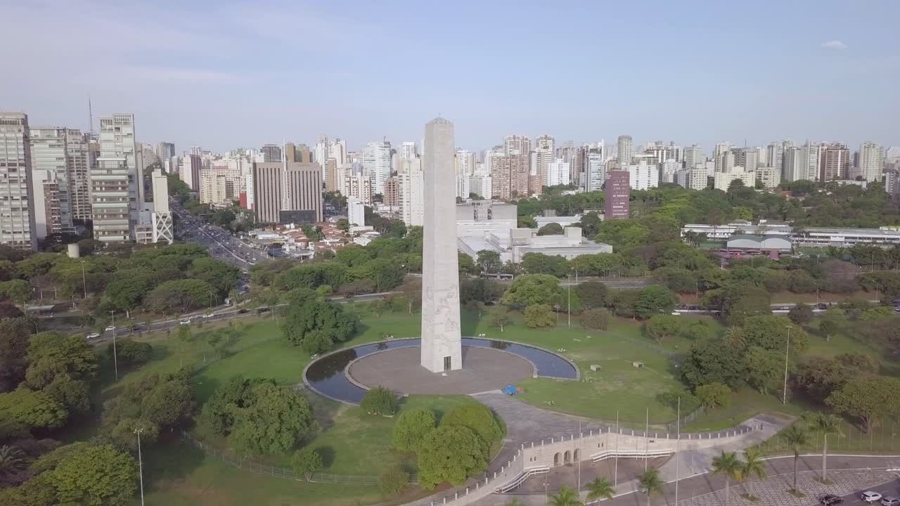 Monumento dell'Obelisco a San Paolo, giorno d'estate in uno scenario turistico del Brasile - ripresa aerea orbitante