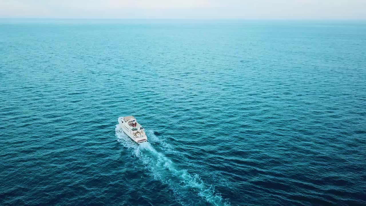 Ripresa aerea con drone di uno yacht che naviga verso l'orizzonte nel Mar di Cortez, Messico.