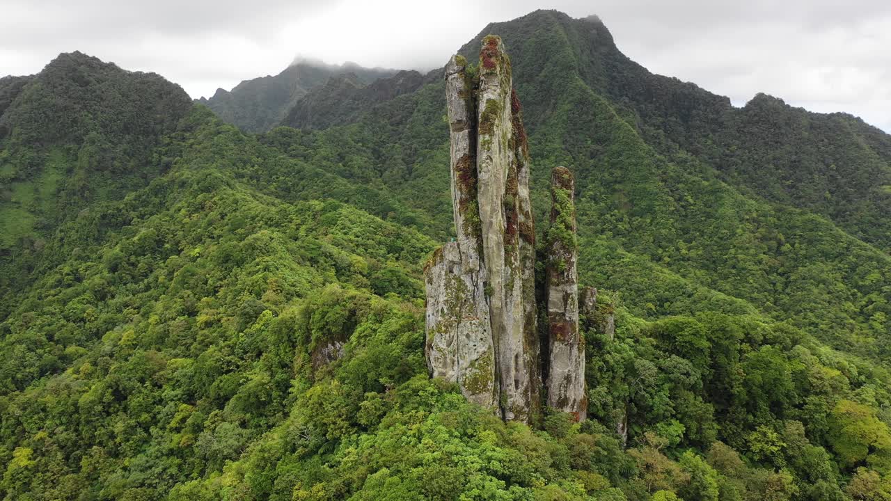 islas cook - orbita alrededor de la roca de la aguja en rarotonga