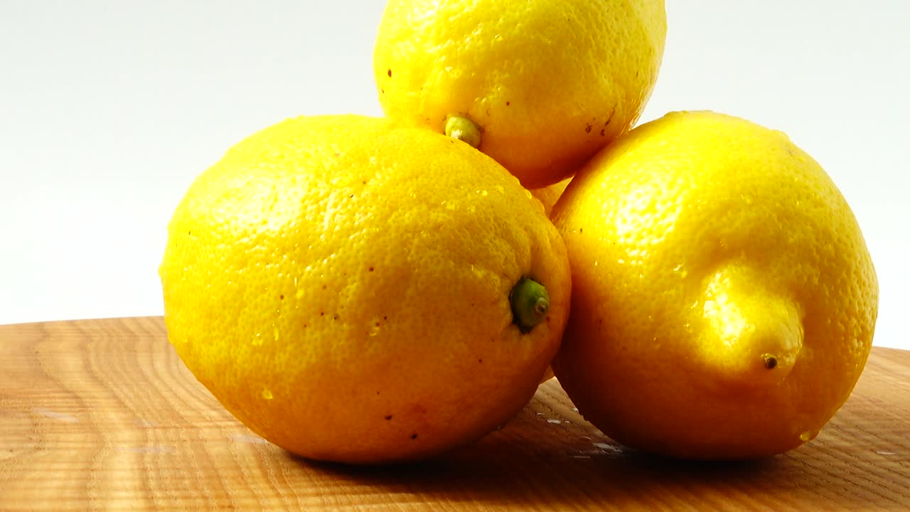 Ahşap bir tahta üzerinde limonlar. Sağlıklı yiyecekler