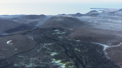 nuevo río de lava sólida en las tierras altas salvajes de islandia, vista lejana del océano atlántico