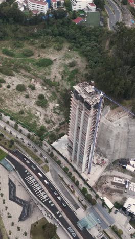 Construcción-De-Un-Edificio-En-La-Zona-De-Santa-Fe-Captada-Por-Drone,-Modo-Vertical.