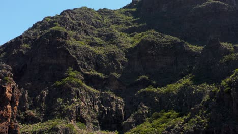 acantilado de roca volcánica empinada en la montaña en el desfiladero de masca, antena