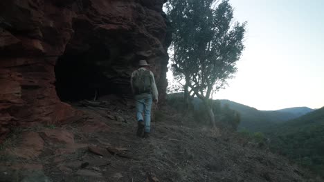bushman australiano encuentra refugio en una cueva en las montañas de australia