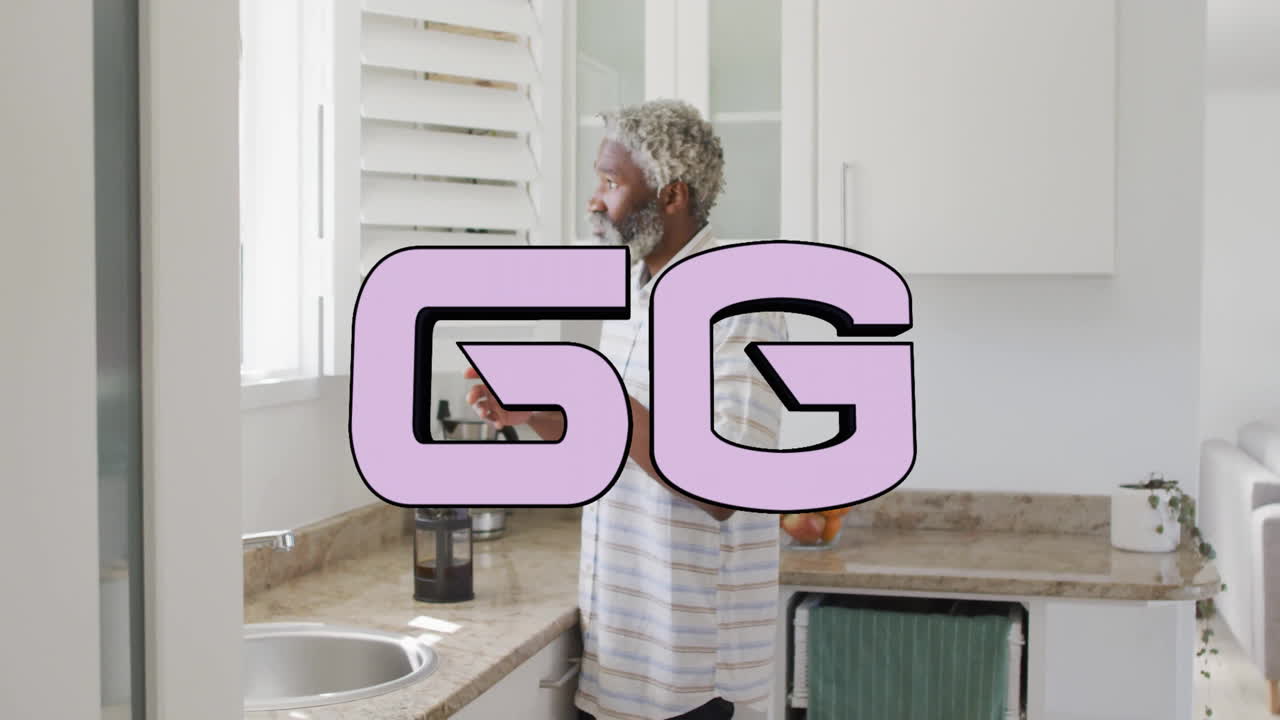 In cucina, uomo in piedi con grande sovrapposizione di testo "GG", che prepara un progetto di animazione.