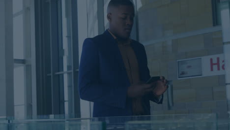 animación del procesamiento de datos sobre un hombre de negocios afroamericano que usa un teléfono inteligente