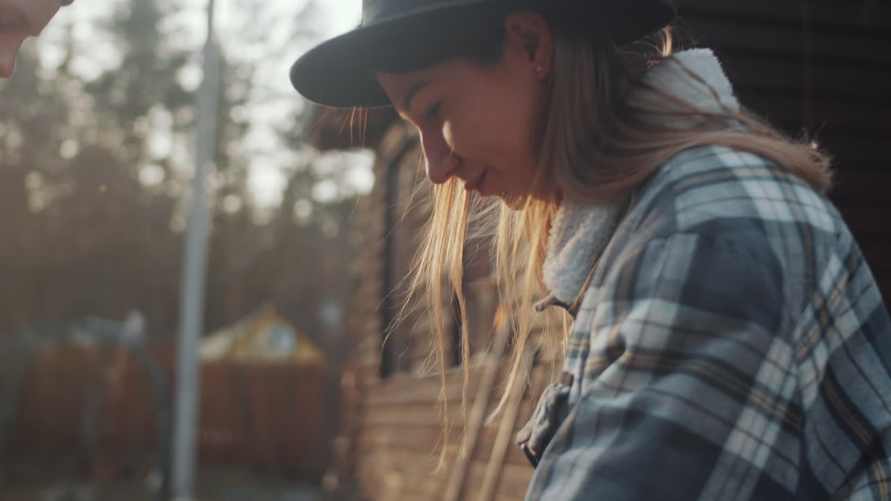 mujer cortando verduras para barbacoa mientras el marido alimenta al perro
