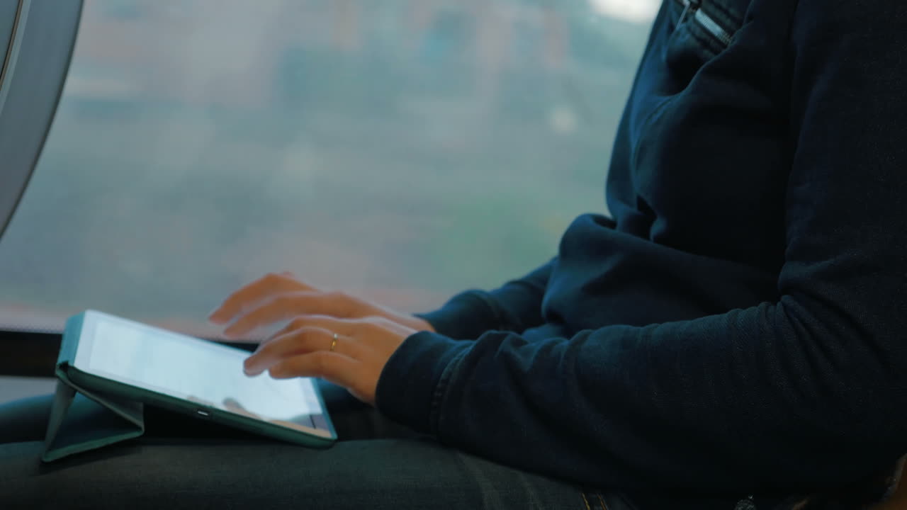 Chateando en una tableta durante un viaje en tren.