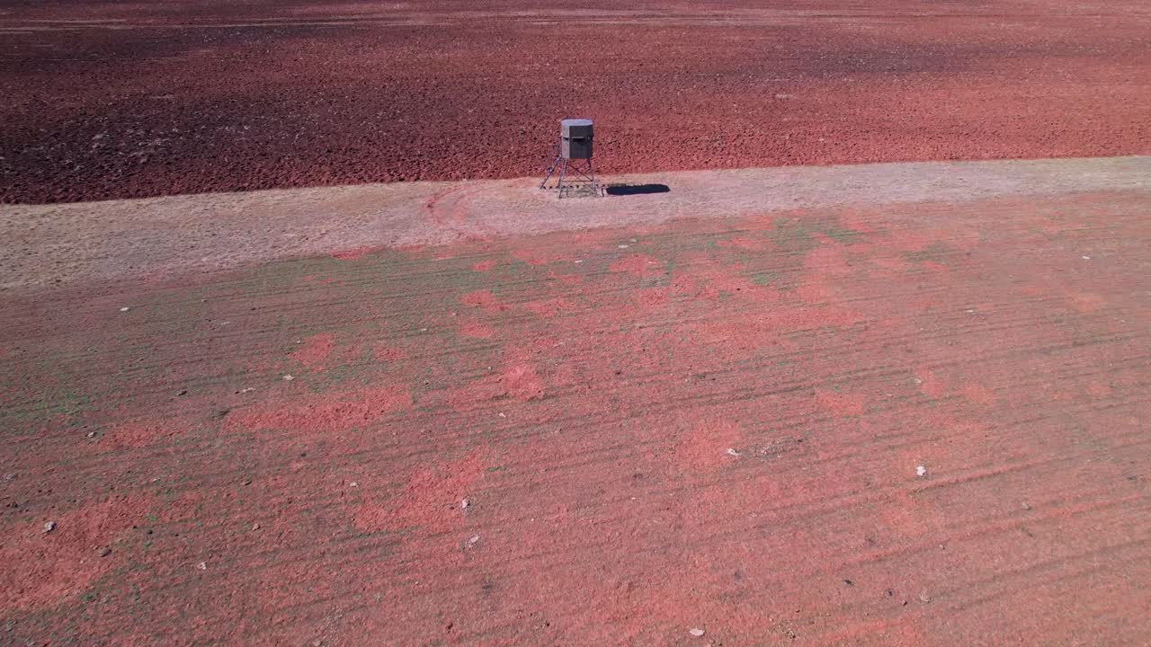 사슴 블라인드에 접근하는 공중 비디오