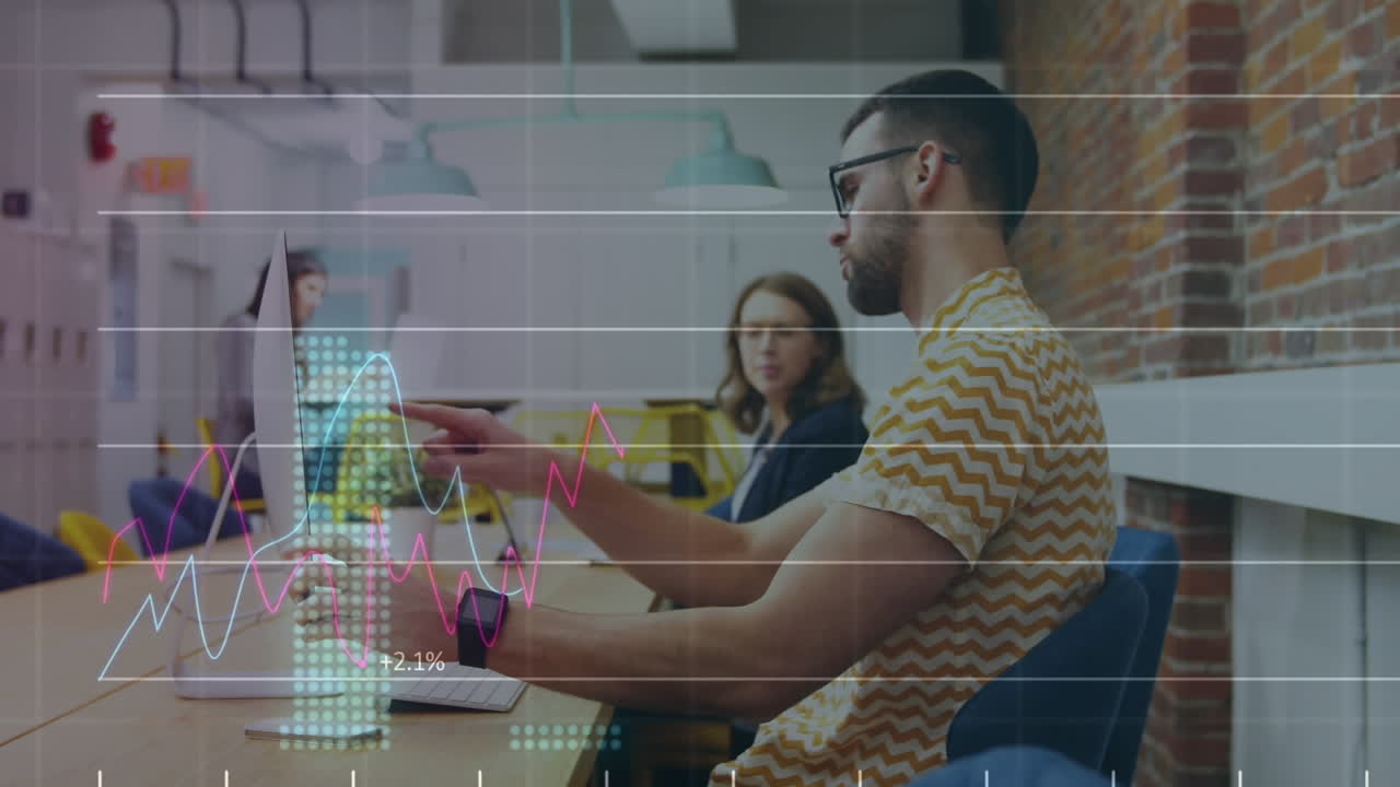 animación de datos financieros y gráficos sobre empresarios caucásicos que trabajan juntos en la oficina