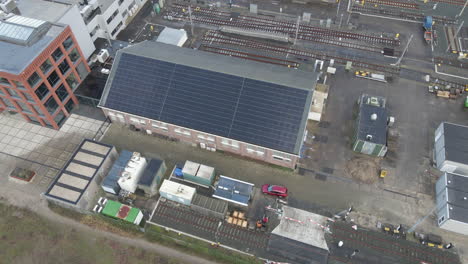 antena de techo industrial lleno de paneles solares