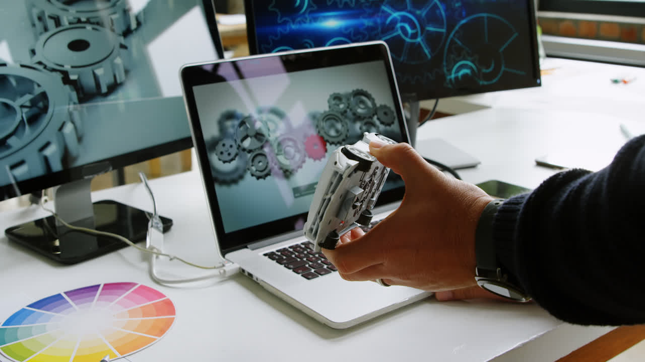 diseñador de coches usando una computadora portátil en el escritorio en la oficina 4k