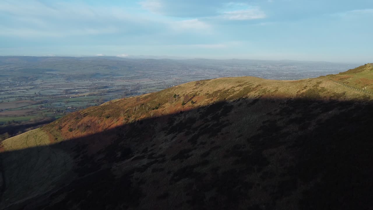 광대한 서리가 내린 목가적인 농지 시골을 가로지르는 고원 산봉우리 공중 궤도의 이른 햇빛
