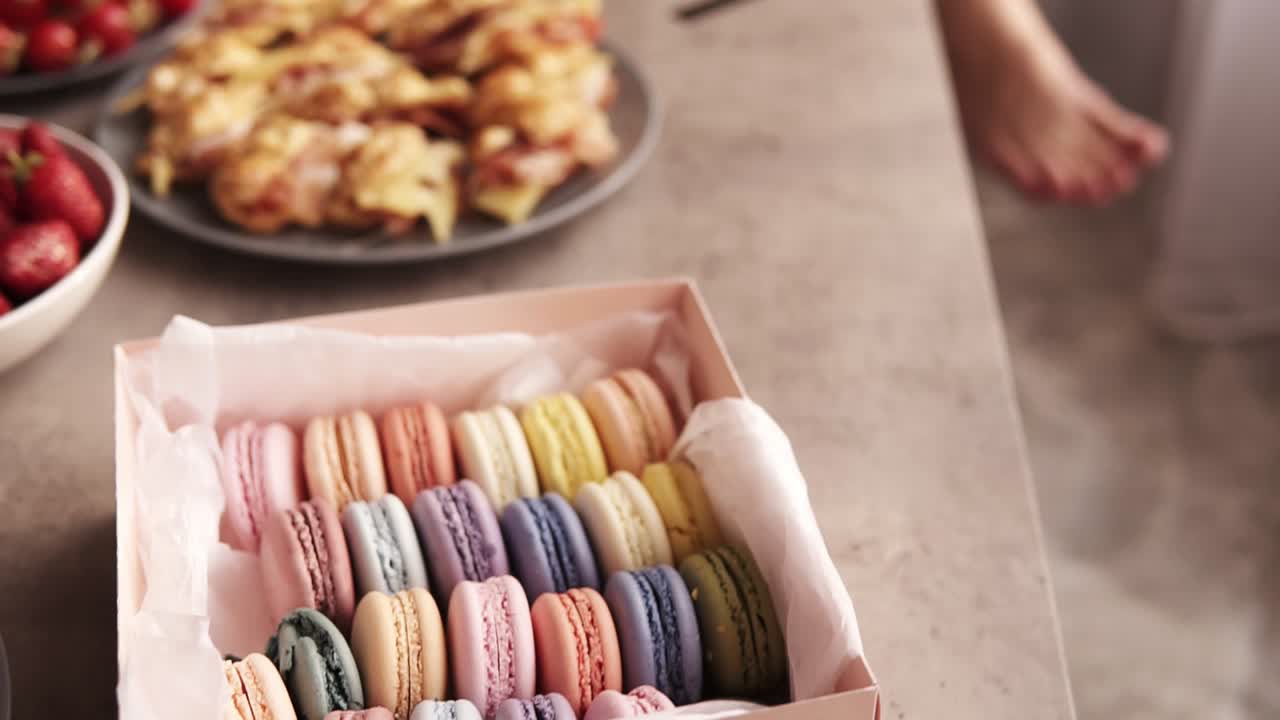 칵테일과 함께하는 여성 파티