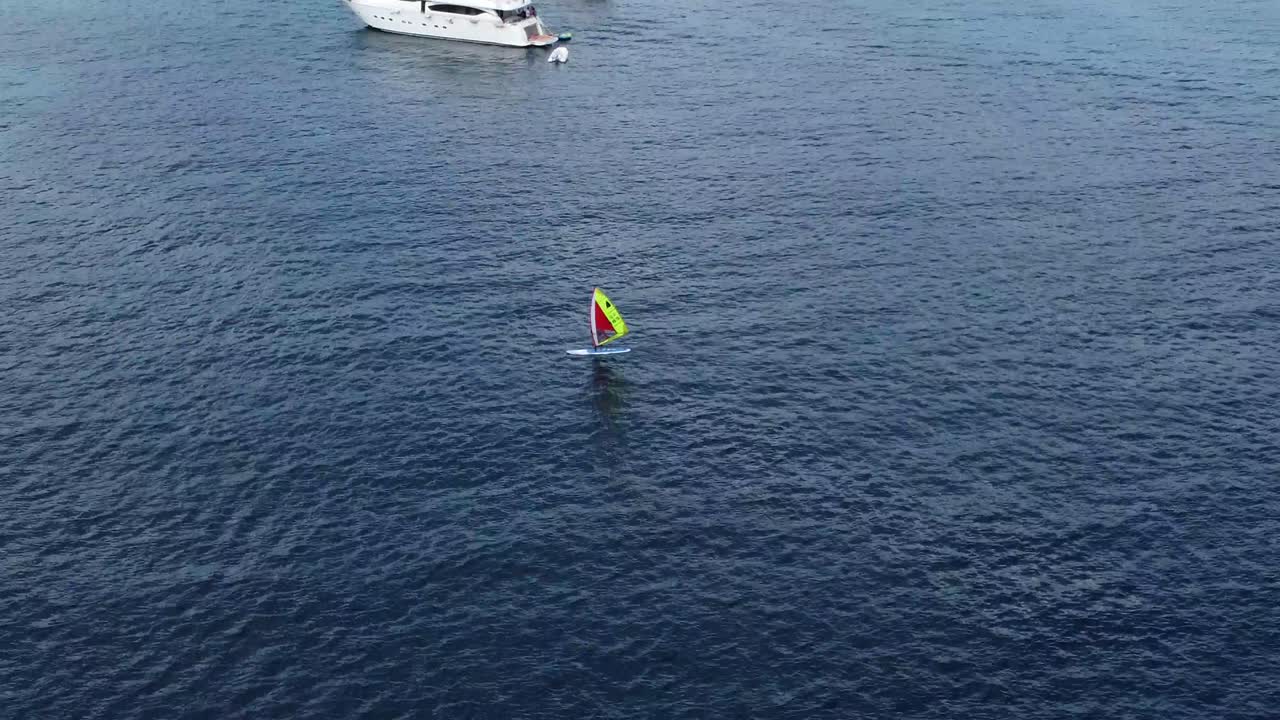 vídeo con drones de windsurf en el mar mediterráneo