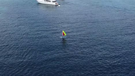 vídeo con drones de windsurf en el mar mediterráneo