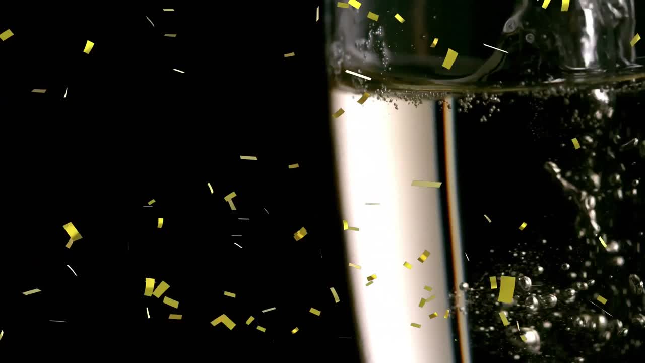 검은색 바탕에  ⁇ 페인 유리잔 위에 떨어지는 금색 콘페티의 애니메이션