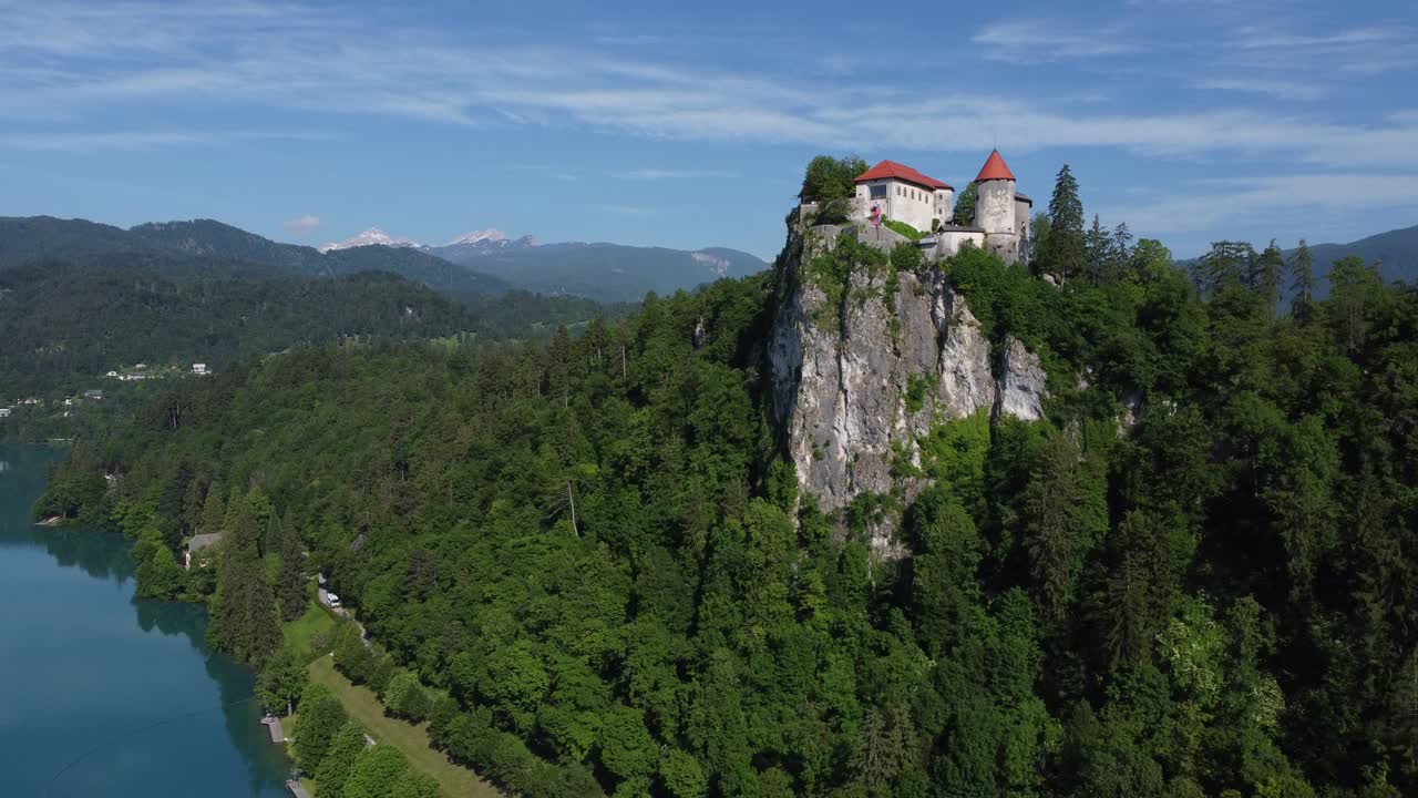 Alp Buzul Gölü ve küçük adalı kalenin panoraması. 4K yüksek kaliteli drone stok video görüntüleri