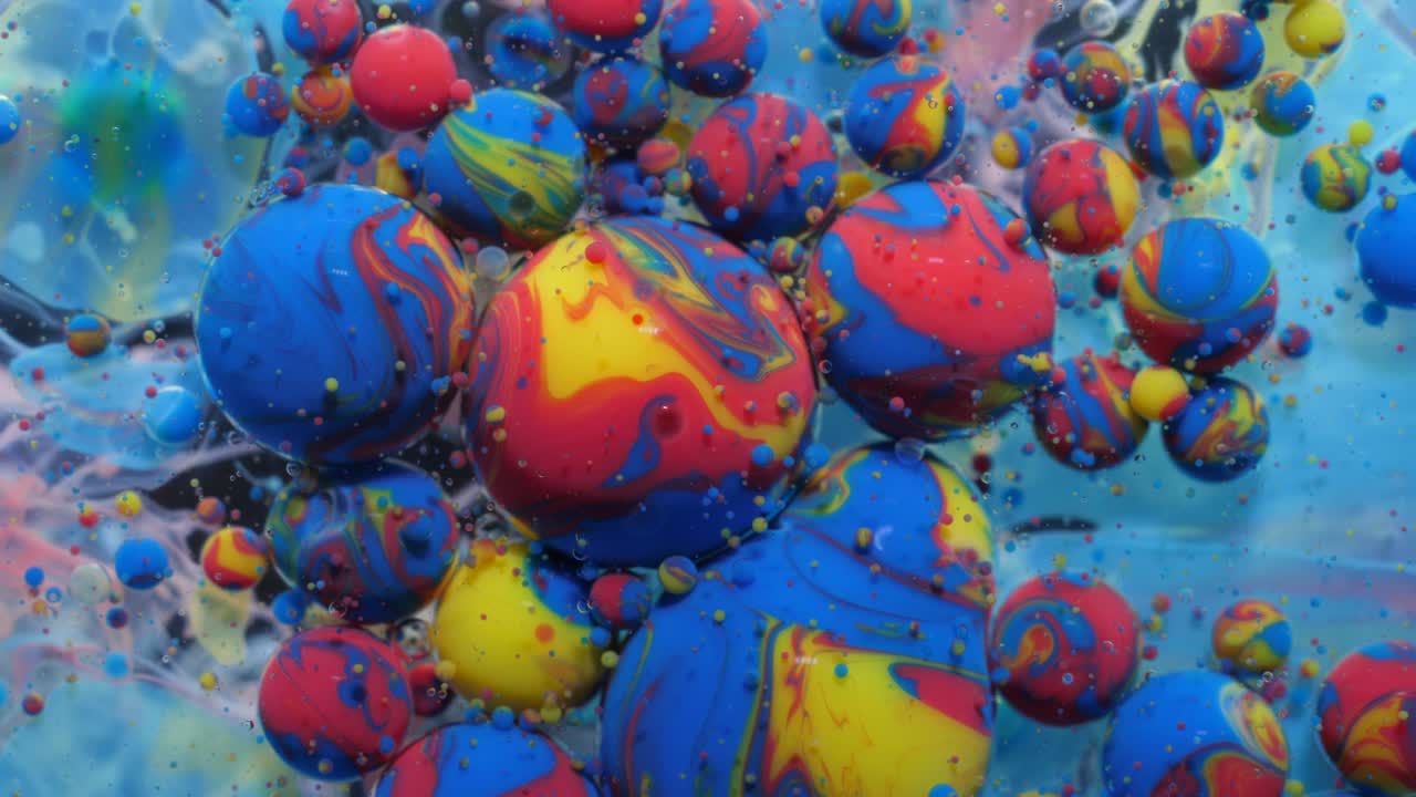 천천히 움직이는 밝은 색, 파란색과 빨간색 거품, 기름, 아름다운 색, 우주 색, 움직이는 다채, 아크릴 색, 환상적인 최면 표면, 추상적인, 다채로운 색, 변형 구조.