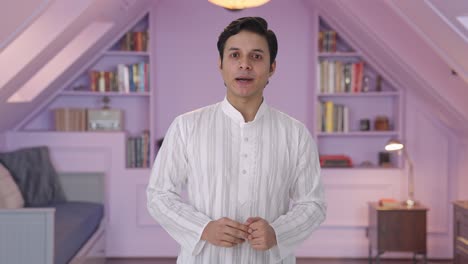 un hombre indio feliz y emocionado hablando con alguien