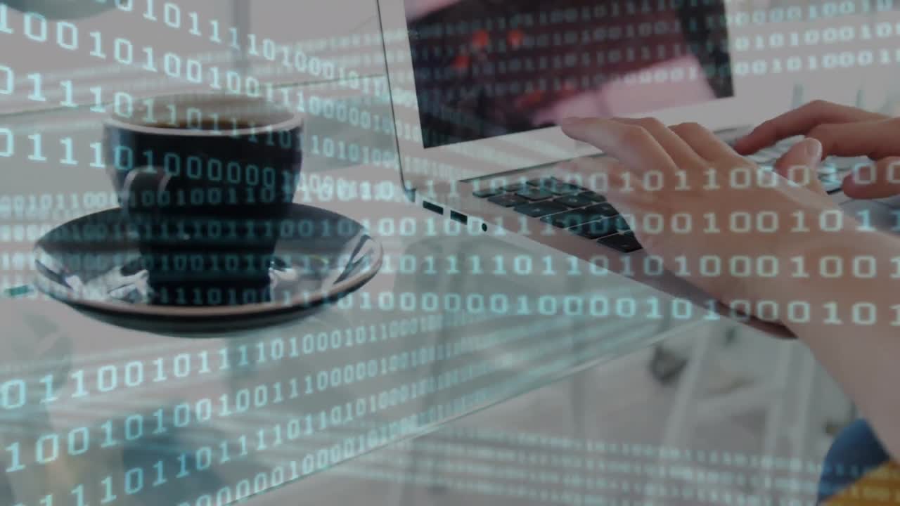 animación de codificación binaria sobre computadoras portátiles y una taza de café