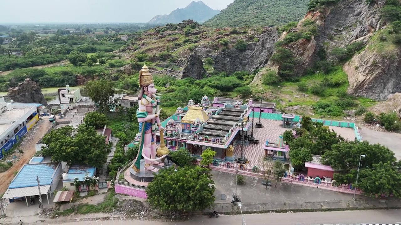 Vijayawada'ya giden bir otoyolda Hanuman Tanrısı'nın havadan drone çekimi