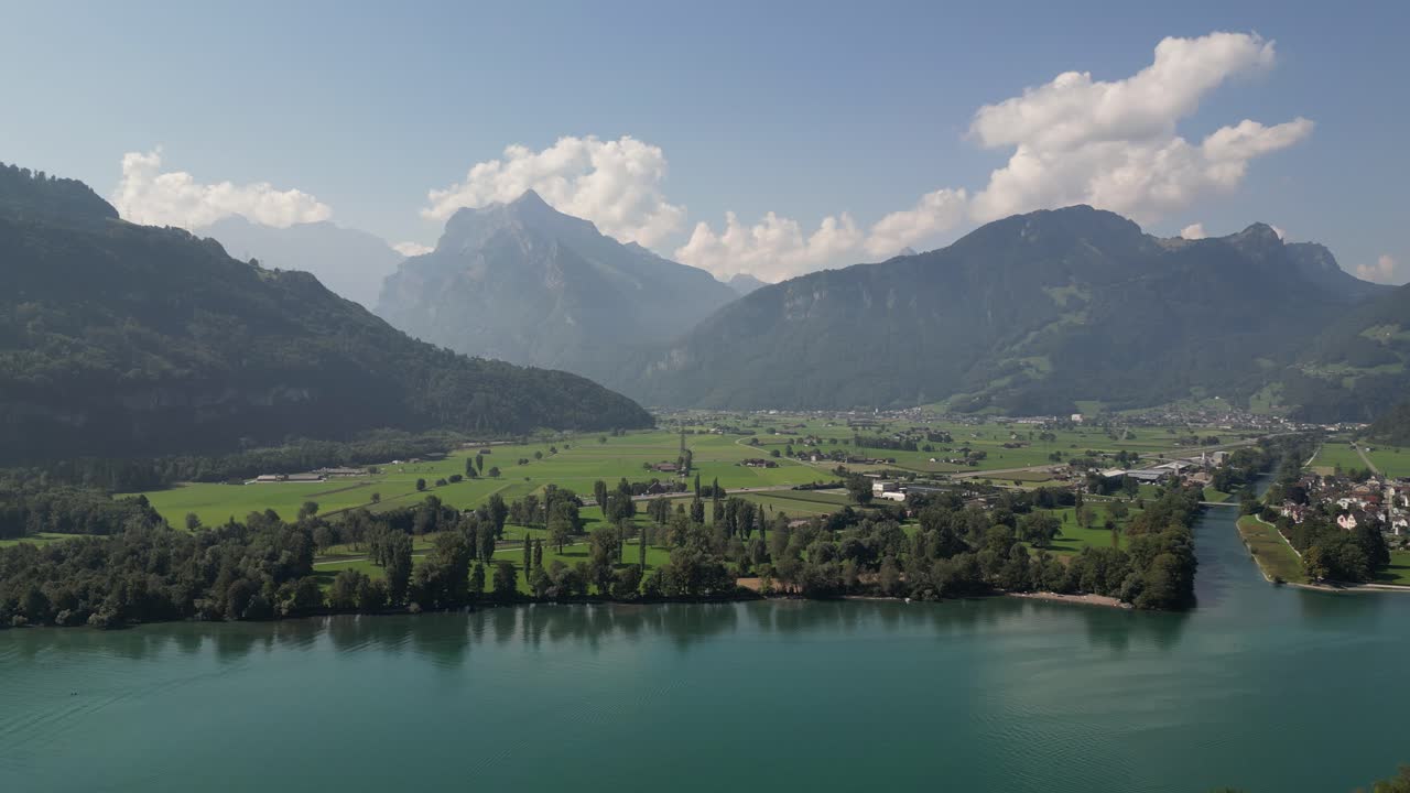 hermosa vista aérea de las montañas vista desde el lago walensee, suiza con cielo azul