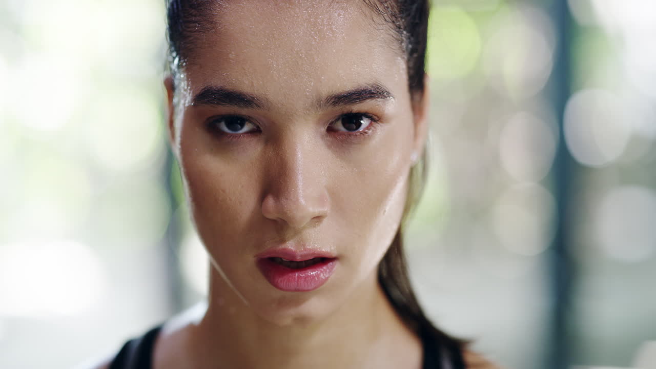 그녀의 모토는 원하는 것을 위해 열심히 일하는 것입니다.