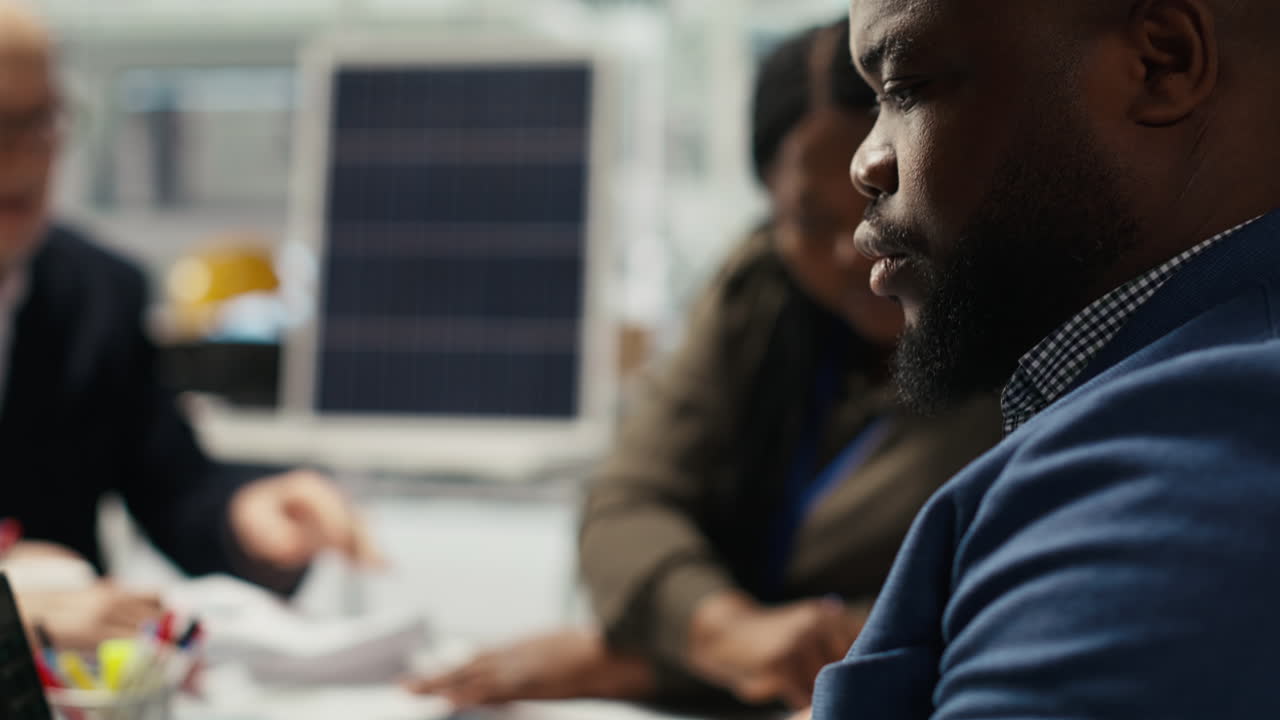 Ingeniørteam fra solcelleanlæg arbejder på gennembrud