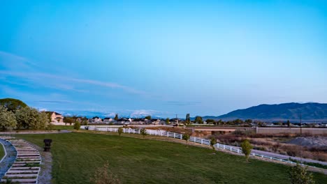 Puesta-De-Sol,-Crepúsculo,-Lapso-De-Tiempo-Panorámico-Nocturno-De-Un-Barrio-Suburbano-En-Primavera