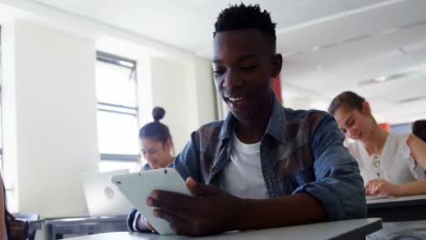 Gymnasiasten-Nutzen-Ein-Digitales-Tablet-Im-Klassenzimmer