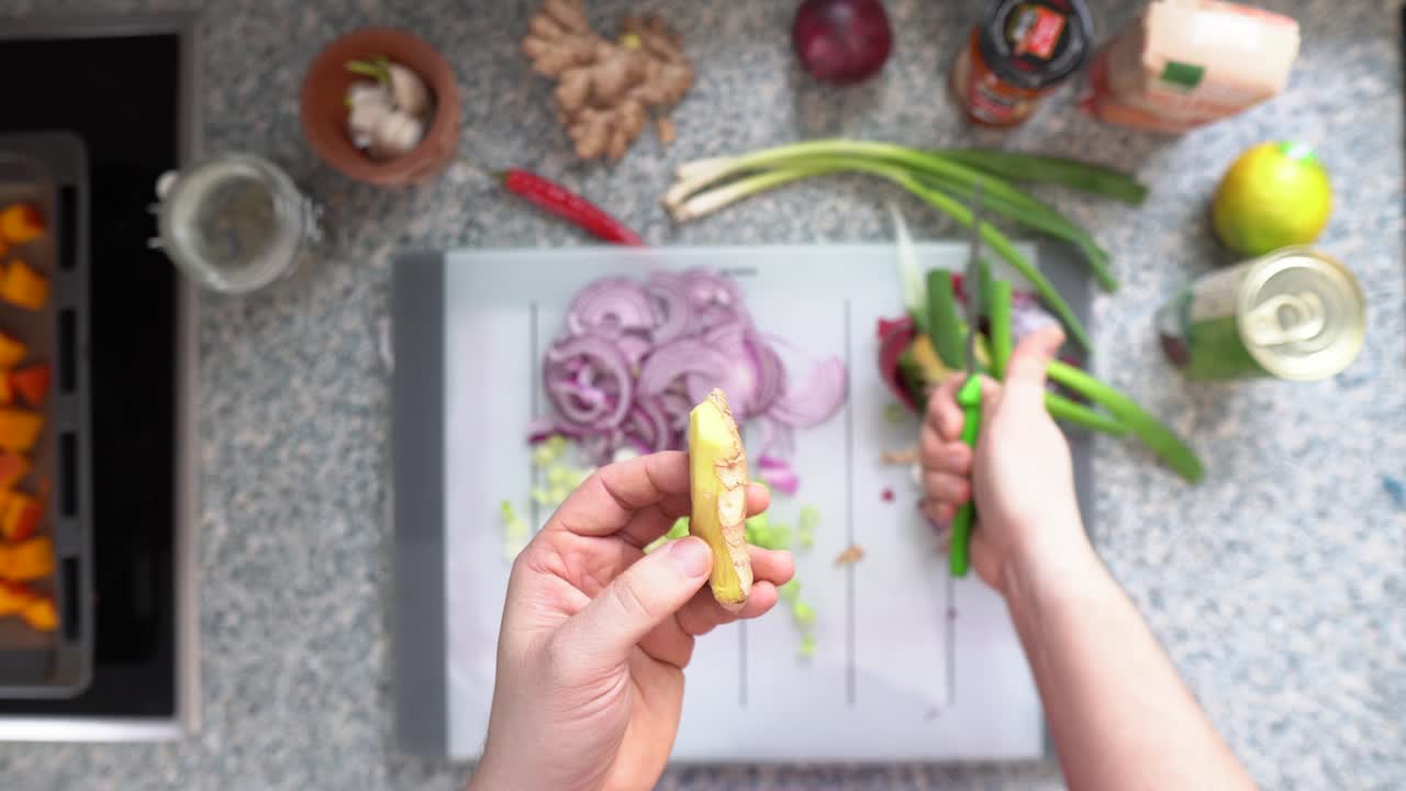 imagen de las manos de una persona pelando jengibre en la cocina