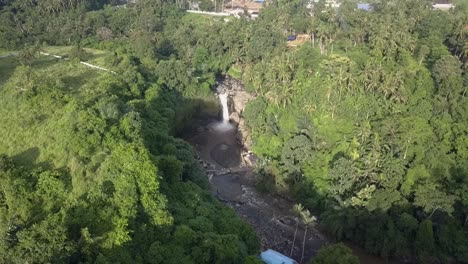 Vista-Aérea-De-La-órbita-De-La-Cascada-De-Tegenungan-En-Bali,-Indonesia,-Cascada-En-El-Bosque,-Con-La-Naturaleza-Circundante