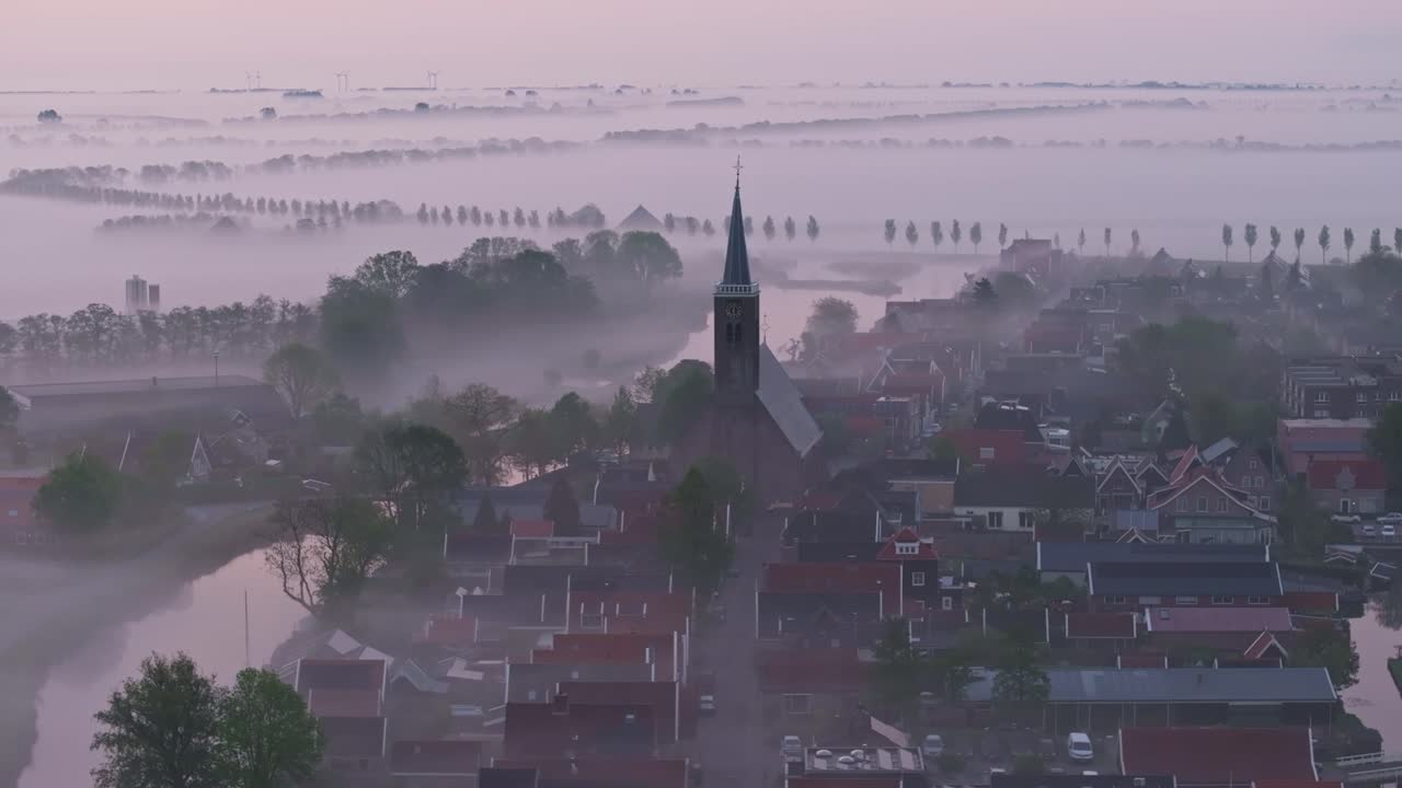 Dorp Schermerhorn met Grote Kerk in de mist, Nederland
