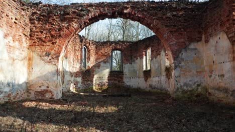 caminar a través de la pared de ladrillo en forma de arco, la iglesia abandonada permanece sin techo