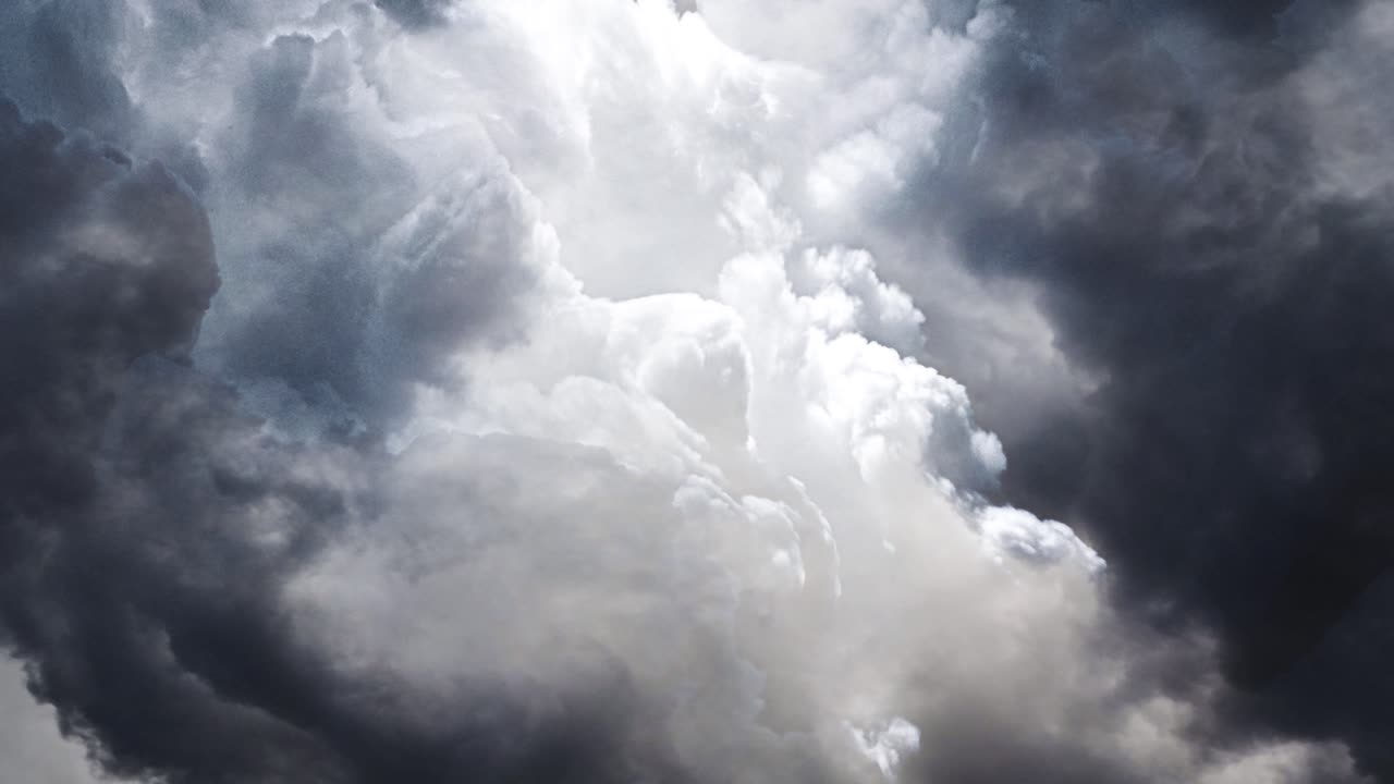 tormenta de 4k dentro de las nubes acompañada de un relámpago