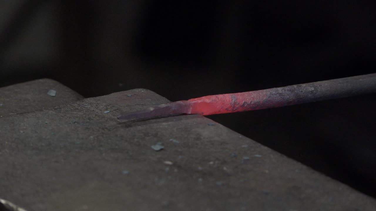 대장장이는 망치로 뜨거운 금속을 때린다