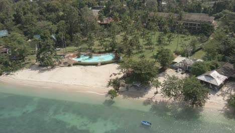 Luftdrohne,-Die-Seitwärts-Von-Einem-Tropischen-Strand-Touristenziel-In-Thailand-Fährt,-Ohne-Touristen-Aufgrund-Von-Reisebeschränkungen-Und-Schließungen-Mit-Leeren-Hotels-Und-Leeren-Stränden