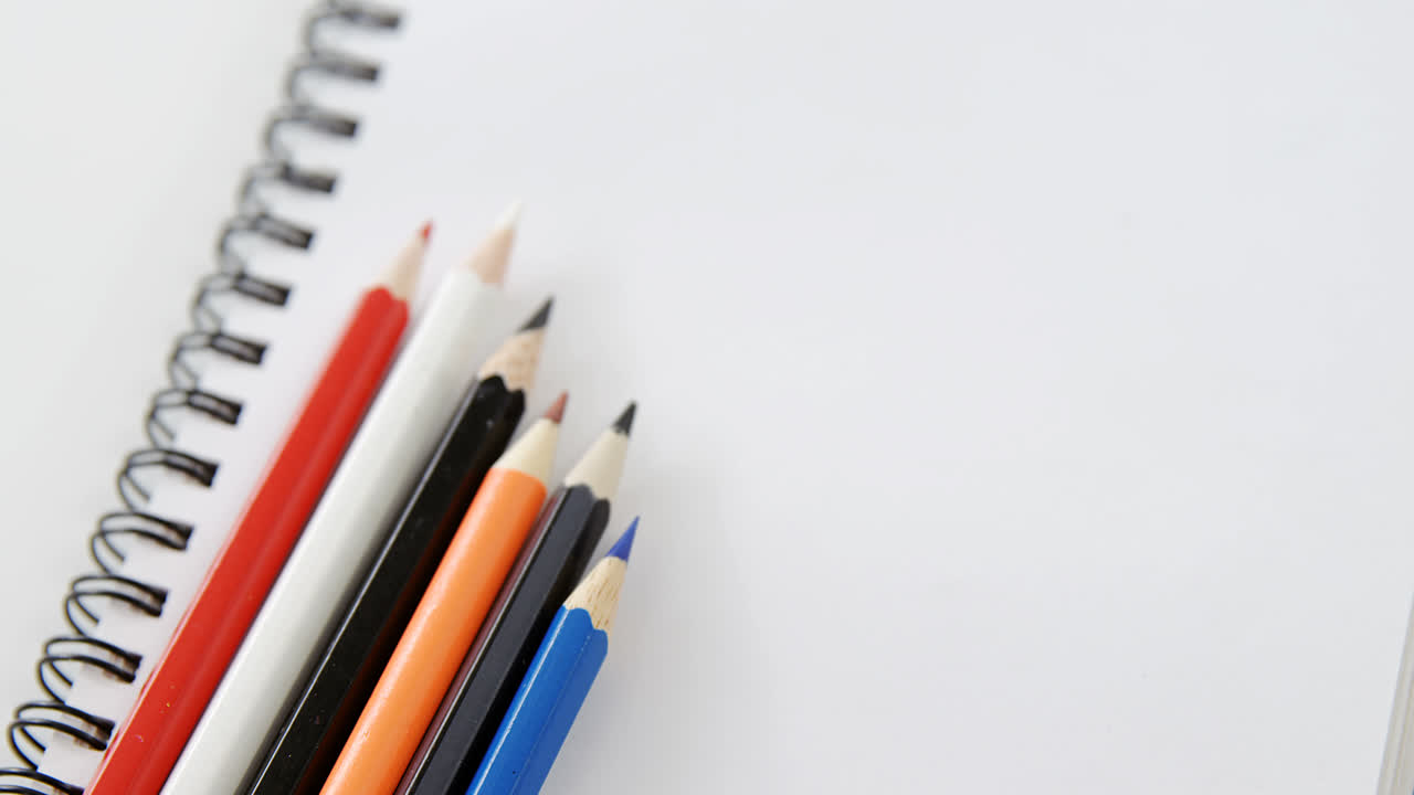 컬러 펜은 나선형 책에 보관되어 있습니다.