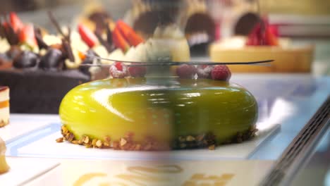 delicioso pastel de delicatessen dulce exhibición de arte en la pastelería gourmet deslizamiento lento