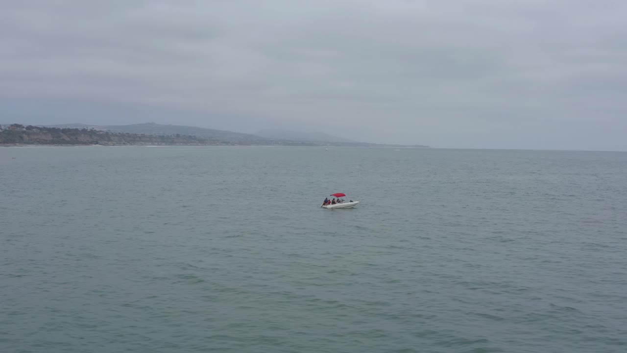una hermosa toma aérea de drones, rastreando y circulando un bote en el océano, dana point - condado de orange - california