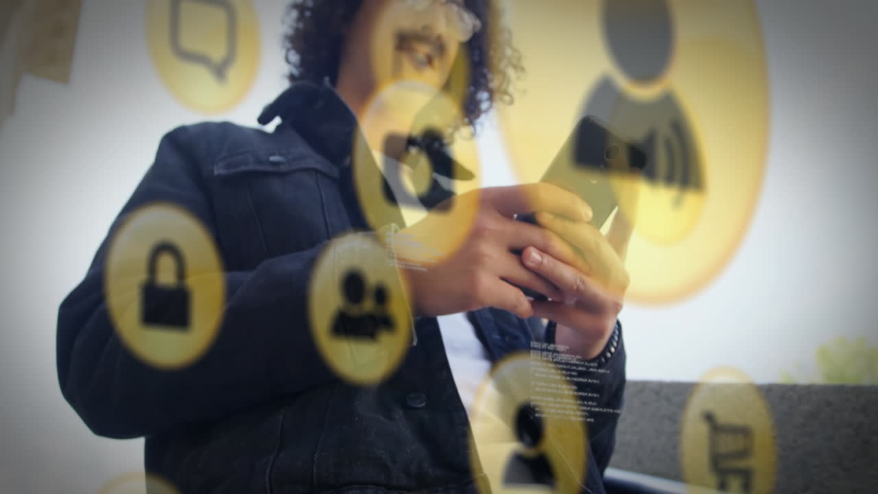 animación de una red de iconos de redes sociales sobre un hombre usando un teléfono inteligente.