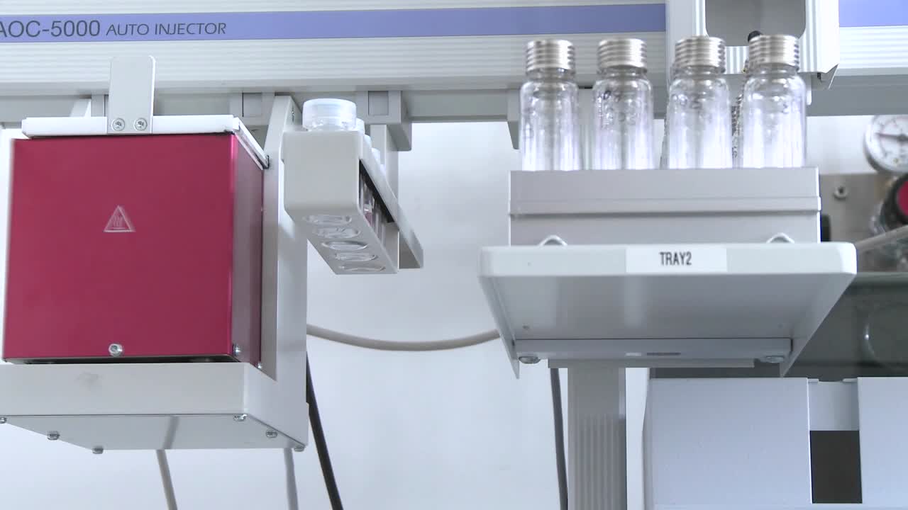 máquina gascomatográfica utilizada en un laboratorio de biología molecular detalle del equipo científico mientras sacude la caja roja