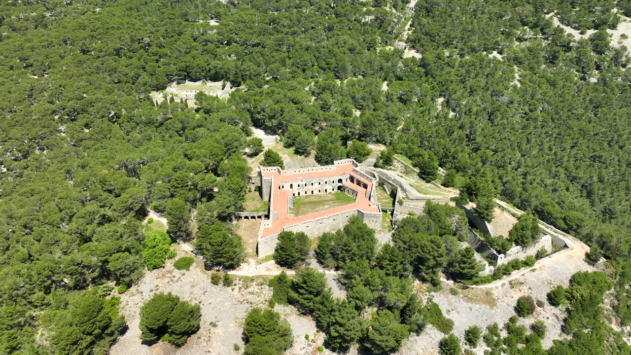 retiro aéreo de fort faron revelando el paisaje soleado de las montañas de toulon