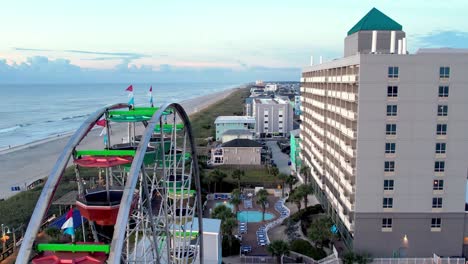 antena sobre la rueda de la fortuna en carolina beach nc, parque de diversiones del paseo marítimo de carolina del norte