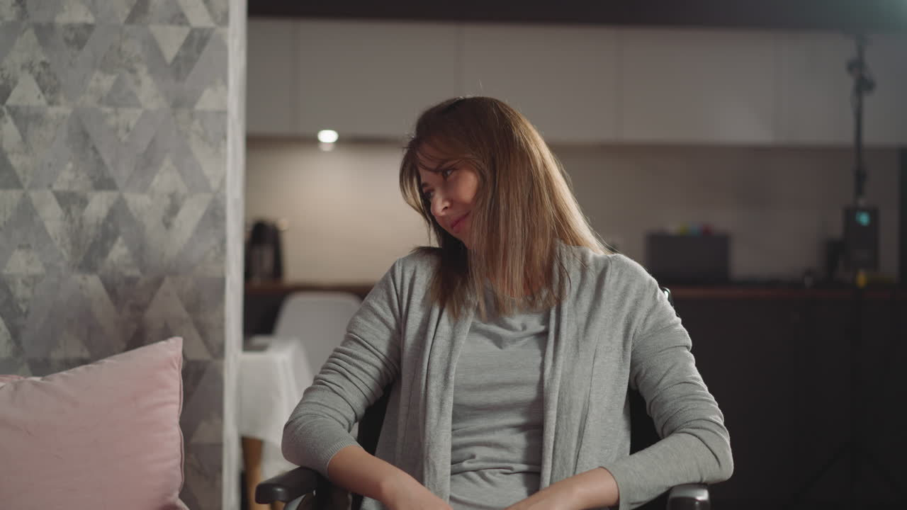 счастливая мать чувствует себя тронутой, слушая, как сын читает книгу