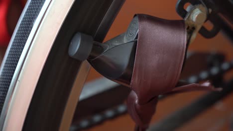 rueda de bicicleta con rayos girando movimientos, dinamo de bicicleta en acción