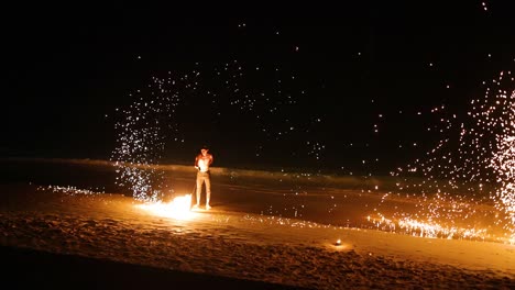 el artista crea impresionantes patrones de fuego por la noche.