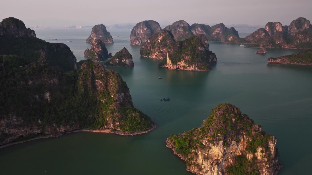 Các khối đá vôi Karst và làn nước xanh ngọc bích của Vịnh Hạ Long ở Việt Nam - Quay bằng flycam